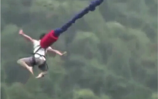 Seorang pria yang menghasilkan uang dengan bungee jumping! ! !