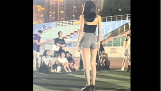 ฉันชอบการเต้นรำของรุ่นพี่และรุ่นน้องในสนามเด็กเล่นช่วงฤดูร้อนมาก