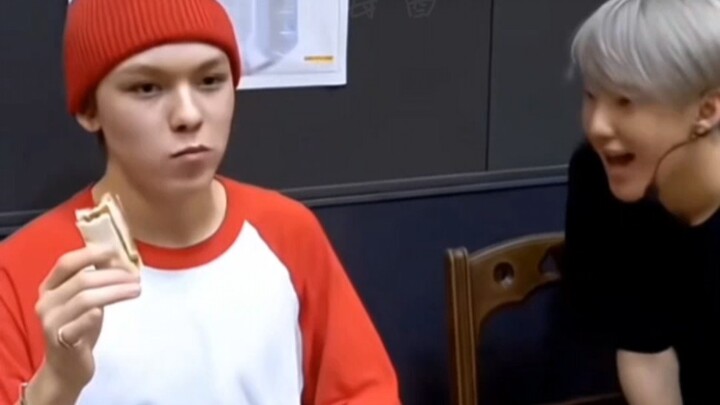 Me, the little mouse—just open my mouth and I get fed!