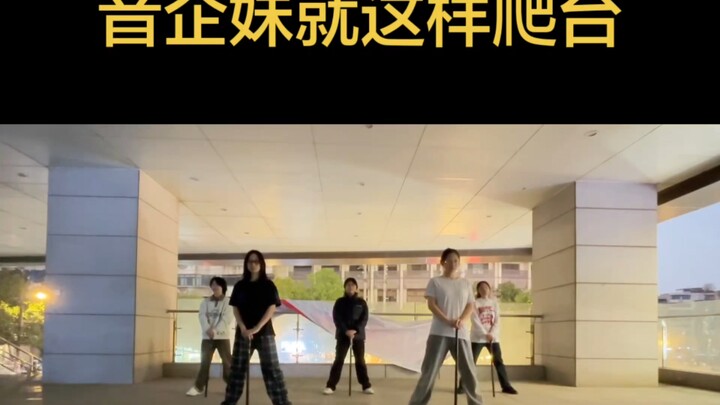 خمنوا أي لغة سنستخدم على مسرح معرض المانغا في رأس السنة الجديدة عندما نرقص كـ"البطاطس المتحولة"؟