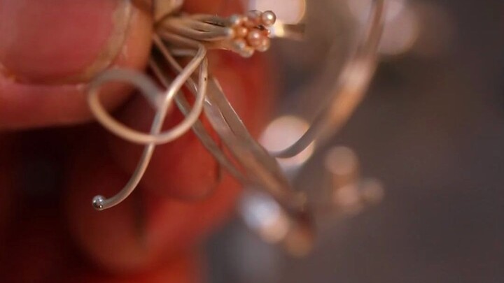 彼岸花的原意为上天之花，是天降的吉兆是四华之一，典称见花者，恶自去除。