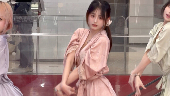 Yang langsung menyapa adalah harum para kakak perempuan