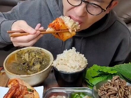 مظهره أصيل جدًا، يتوافق تمامًا مع الصورة النمطية لبث تناول الطعام