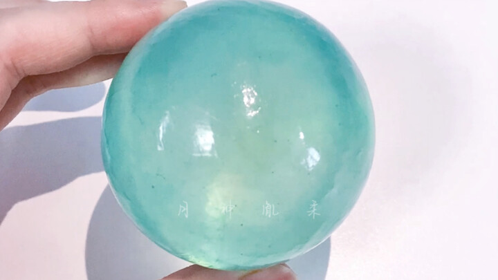Cut a piece of sky green jelly~