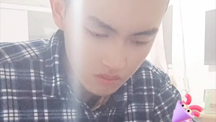 【المشهد المجرد】 فانفان يعمل في نوبة الليل على ماكينة الخياطة، وحراس السجن غير موجودين، لذا سيبث قليل