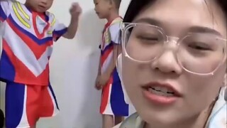孩子打扮的土 真不怪妈妈！妈妈吐槽：以前看见奥特曼衣服，这么土，谁买啊。网友：不敢笑，孩子衣服审美怎么做到全国统一的