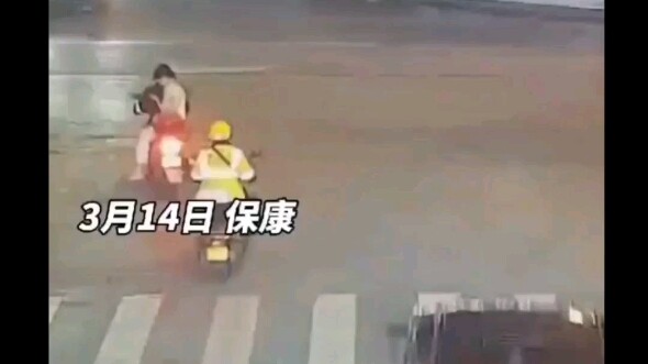 Người đàn ông say xỉn lái xe bỏ chạy, đâm liên tiếp 5 chiếc xe, rồi giả vờ là người dân tò mò đứng x