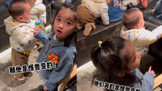 震惊，小朋友第一次见到双胞胎，以为他们是怪兽变的！