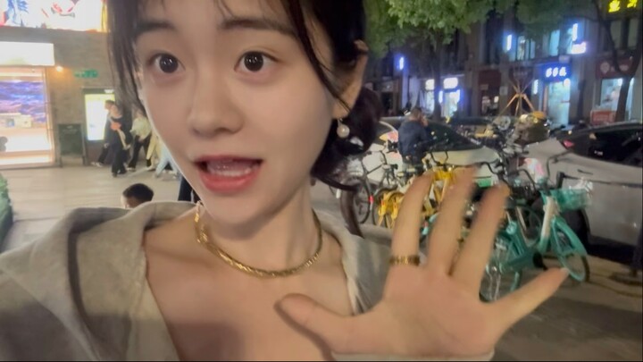 你的异地恋女友日常报备：早起体育课+遛猫+健身房+全身脱毛+云南菜+吨吨