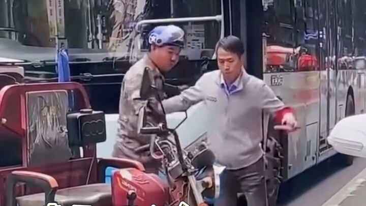 Big bro... just smash this bus! One hit and it’ll be silent.