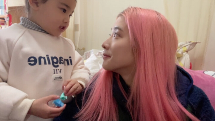 يا صغيري، اغسل حلوى القطن قبل أن تأكلها!