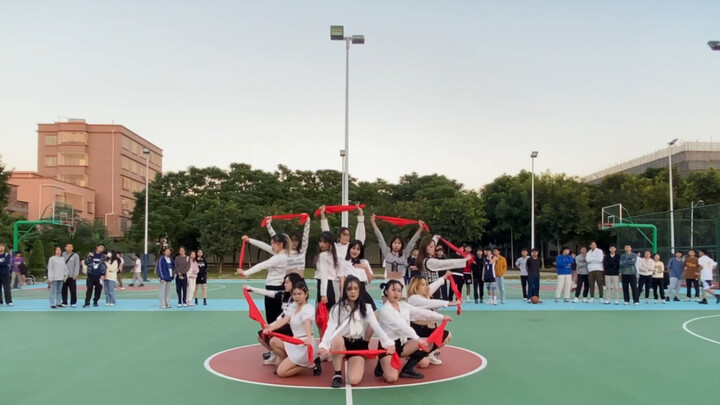 【DZ】การแสดง izone-la vie en rose mama+red handkerchief ในเกมบาสเก็ตบอลเป็นอย่างไรบ้าง? ｜ตอนนี้เป็นปี
