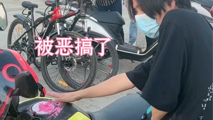 تمت مزحة طالبة جامعية بشكل حقيقي، حيث قامت بالعبث بسيارتي.