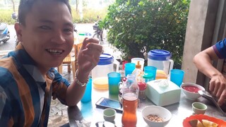 Bữa ăn sáng. Tô phở và bát tiết canh bê âm lòng cho một ngày mới