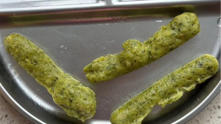 أمعاء مبخرة صغيرة بالفواكه البحرية والخضروات الطازجة، تُقدم مع عود المضغ الجديد؛ إنّ عود المضغ هو من