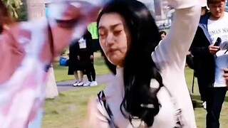 Gadis menikahi keluarga kaya dalam pernikahan kilat, suaminya mengejutkan semua orang di tengah mala