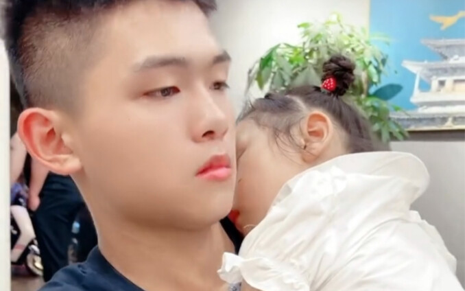 พี่ชายขออุ้มน้องสาวนอนเอง ขนาดพูดยังไม่กล้าส่งเสียง อบอุ่นมาก