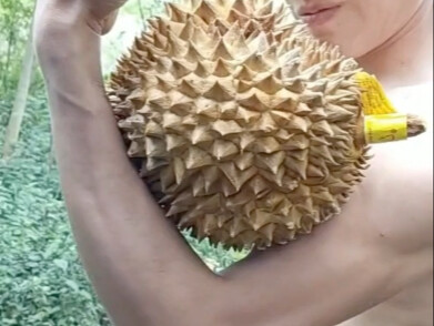 กล้ามเนื้อสองหัวที่น่ากลัวบีบทุเรียน! แรงเกินไปแล้ว