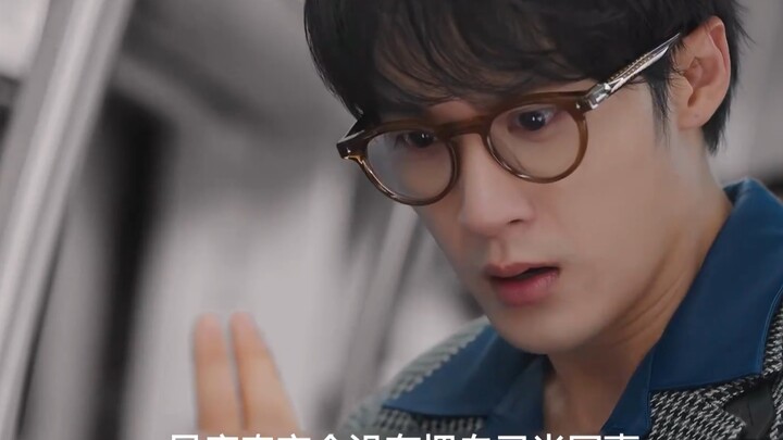 The man suddenly realized that whenever he had physical contact with Su Chengcheng, his eyes could s