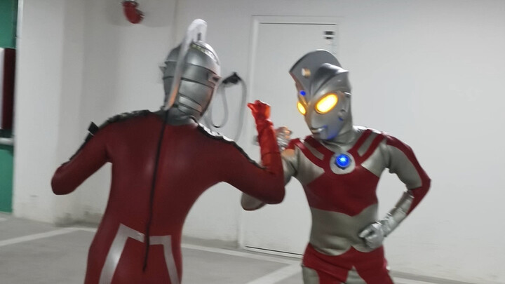 Latihan harian Ultraman Ace dan Ultraman Seven