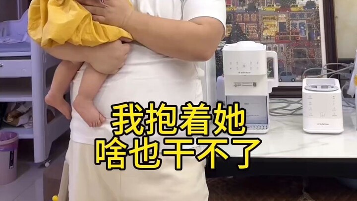 Bố bảo ôm con thì chẳng làm được gì, còn mẹ thì vẫn có thể...