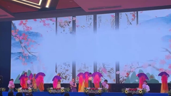 [福]惦念时，看看手，心里很暖；牵掛时，发个微信，知晓平安。无论身在何处，永远不会疏远；无论多久不见，我们微信常见。         早上好！[太阳][太阳][微笑][微笑][玫瑰][玫瑰][咖