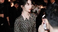 Yang Zi×Jiaren backstage❤Sparkling and eye-catching! She waves to everyone after get off work