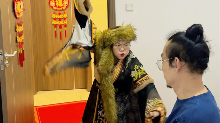 Lao Zhang ini orang yang tidak bisa menikmati kebahagiaan, apa dia memang layak mendapat bogem menta