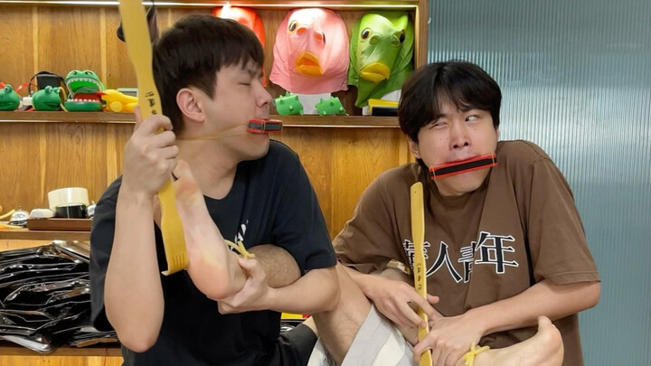 Hurry up and call your friends to watch the no-laugh challenge!