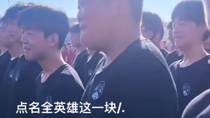 Instruktur membaca nama-nama komentar, membuat anak itu tertekan secara batin