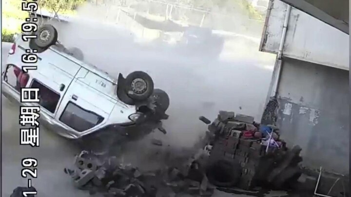 January 29: In Yulin, Guangxi, a child stole the family car to play and caused an accident, resultin