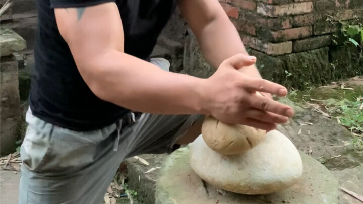 Penggila kungfu menantang seluruh internet untuk membelah kerikil terkeras, membuat semua orang di l