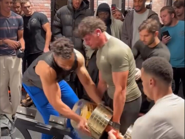 Khách nước ngoài thử thách tạ đơn nặng nhất thế giới! 150KG*2
