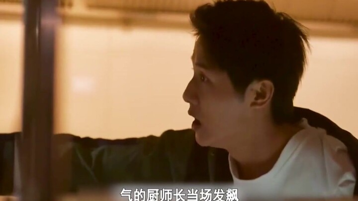 พนักงานเสิร์ฟใจสลายเพราะอกหัก ทำให้เผลอวางปลาสดมูลค่าล้านลงในตู้แช่แข็ง งานเข้าแล้ว!