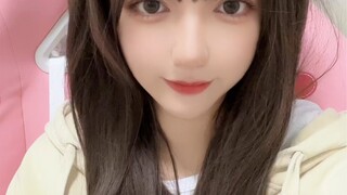 Bây giờ là mùa hè. Trời nóng quá. Tôi phải cởi áo khoác ra.
