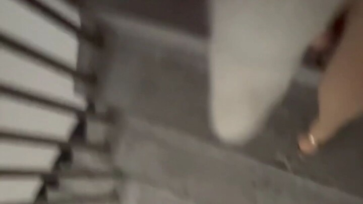 Daging lapis putih, tumis kering, hak tinggi emas, ekor rubah – 002: Memakai sepatu hak tinggi sambi
