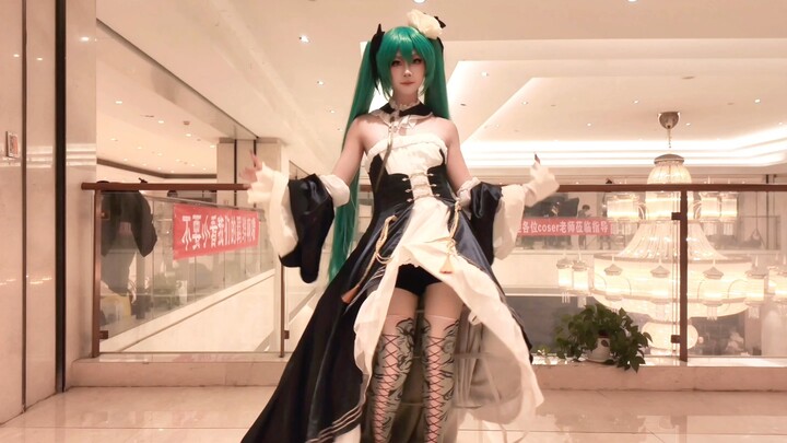 Even with a super-wide skirt, you can still dance to Miku’s theme song “mag1c” from “Future With You