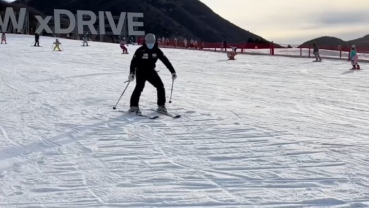 تجربة التزلج لأول مرة: تعلّم السقوط الآمن والنهوض أولاً لتجنب مخاطر الإصابة بفعالية