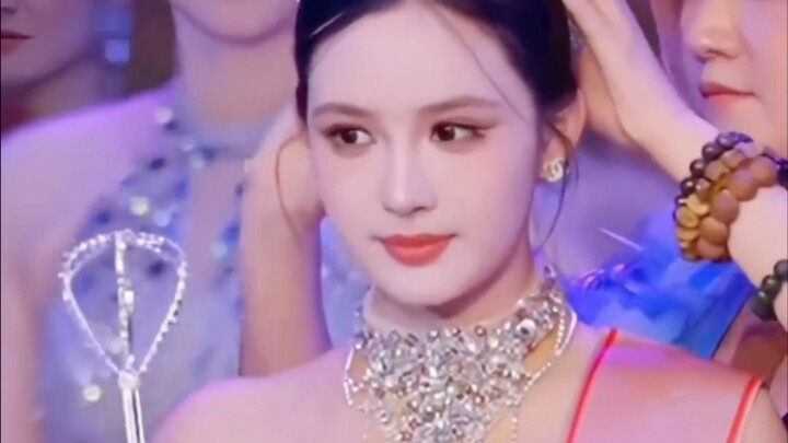 Zhang Qian, the Liaoning champion of the 2025 Global Miss China Online Finals, is just as stunning a