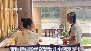 Đổng Huyên biết được người hâm mộ tặng con gái chiếc kẹp tóc má lúm đồng tiền, ngay lập tức quay lại
