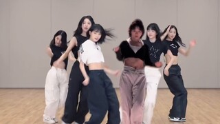 I'm here with LESSERAFIM today! No bad intentions! Just doing a dance test~ Synchronicity test for "
