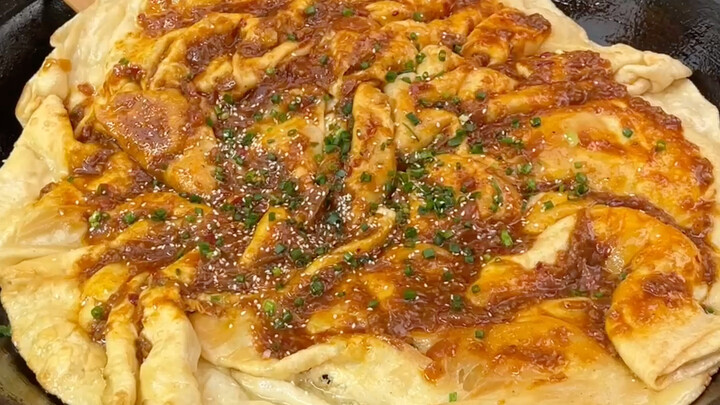 فطيرة الصويا الشهية بـ 4 رنمينبي فقط في سوق الليل! مغطاة بالبصل الأخضر والسمسم وغنية بالصلصة، رائحته