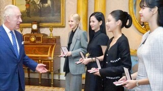 【BLACKPINK】يلتقون بالملك تشارلز! ويُمنحن وسام الشرف البريطاني شخصيًا!