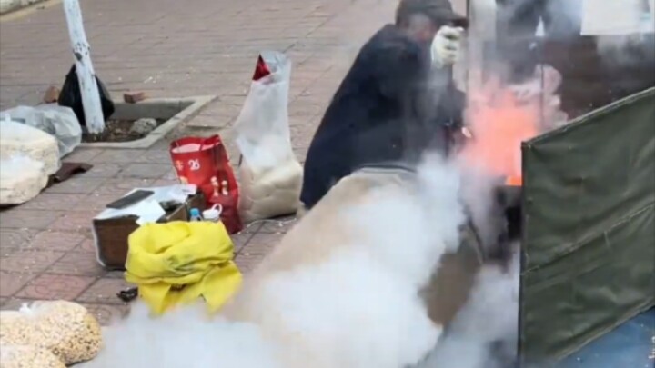 Làm bỏng ngô từ gạo nhiều màu: Thử cùng lúc dùng 7 loại gạo khác nhau để làm bỏng ngô, xem có thành 