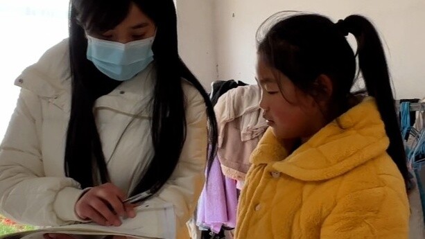 ฉันได้ยินมาว่าคุณครูมาตรวจการบ้านช่วงปิดเทอมฤดูหนาว! ฉันนั่งรถไฟข้ามคืนและซื้อตั๋วยืน