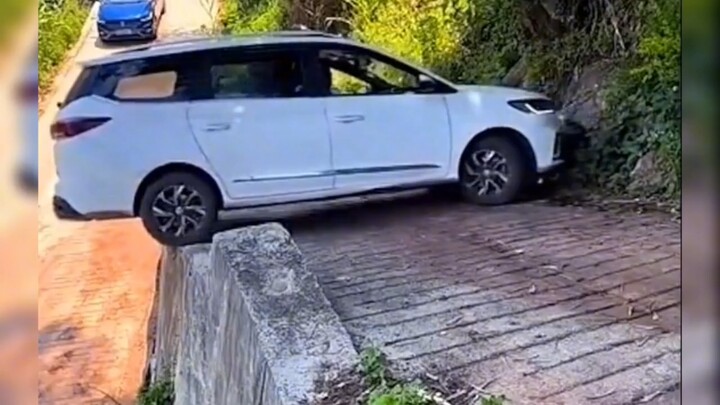 ถอยรถแบบนี้ ช่างน่าทึ่งเหลือเกิน!