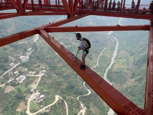 Ai đó tè vào quần tôi rồi