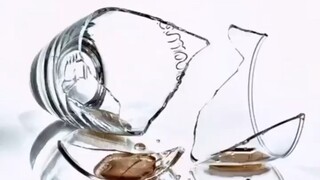 Cùng là làm vỡ cốc nhưng ló lạ lắm