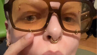 Melubangi kacamata hitam