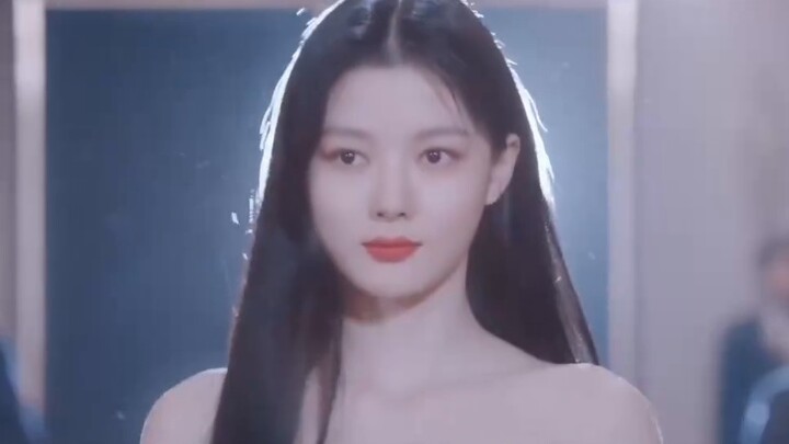 The chaebol lady Kim Yoo-jung showed up at the banquet to do a beverage market research, but she was